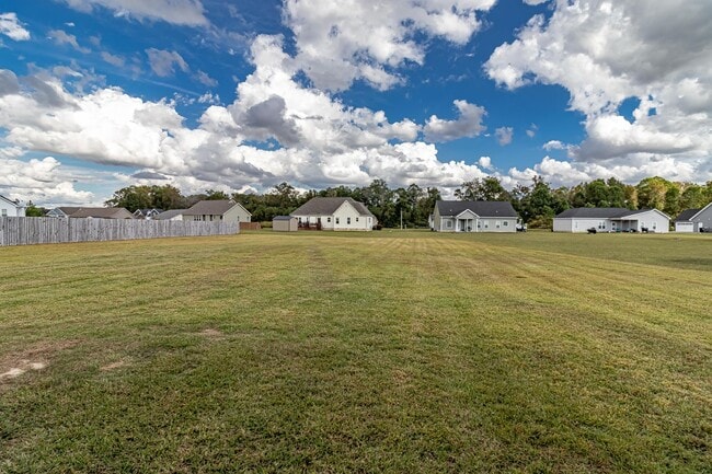 Building Photo - 3 BR 2 BA in North Landing Subdivision/Pik...