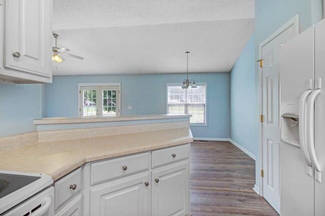 Building Photo - WONDERFUL 3 BR, 2 BA w/ attached garage *D...