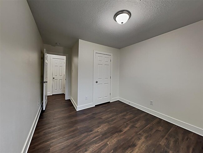 Building Photo - 820 Dragonfly Dr