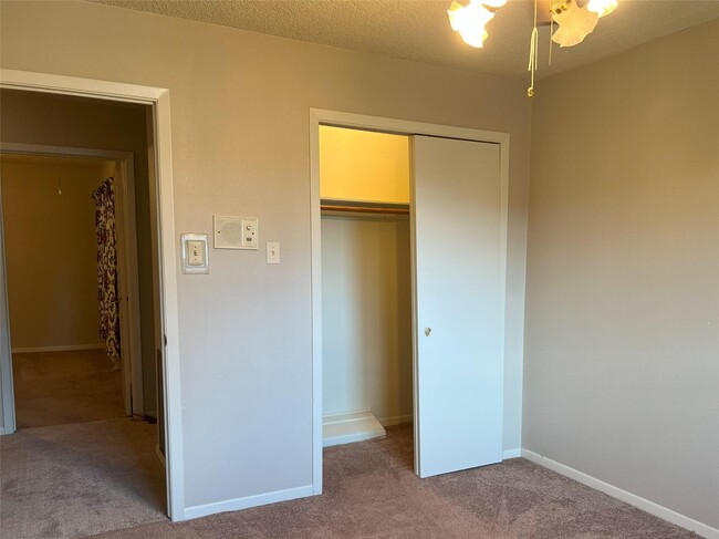 Building Photo - 401 Oakhill Dr