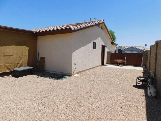 Building Photo - 3 BED 2 BATH IN ESTRELLA!