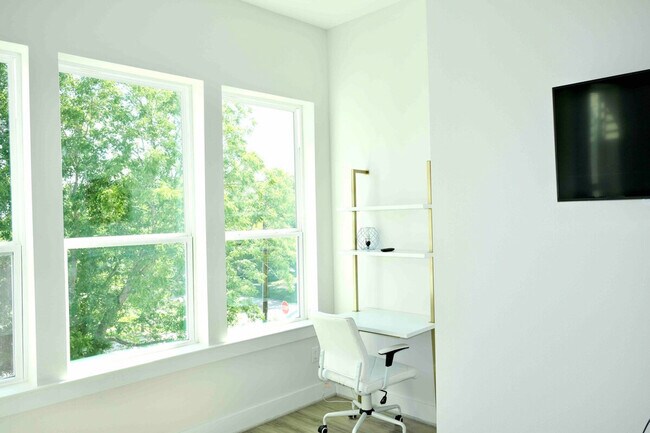 Building Photo - 2304 Live Oak St