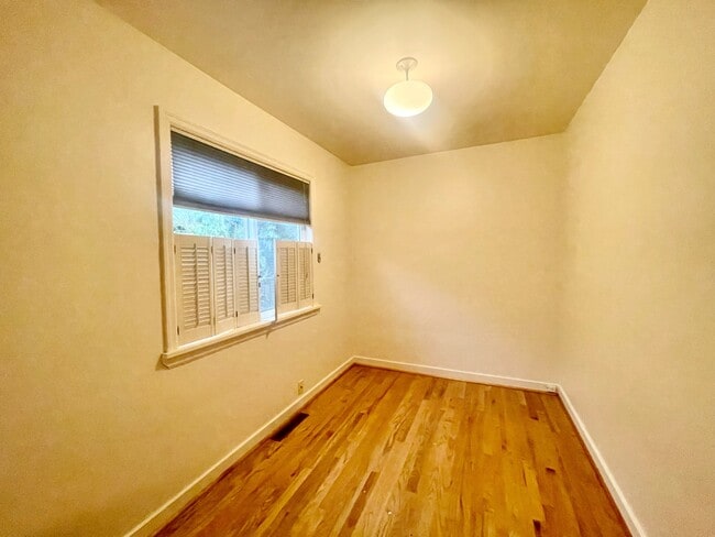 Building Photo - 3245 31st Ave W