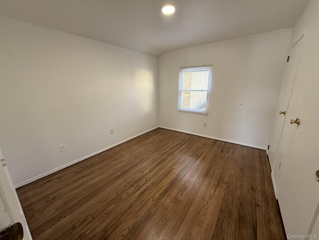 Building Photo - 355 Bayville Ave