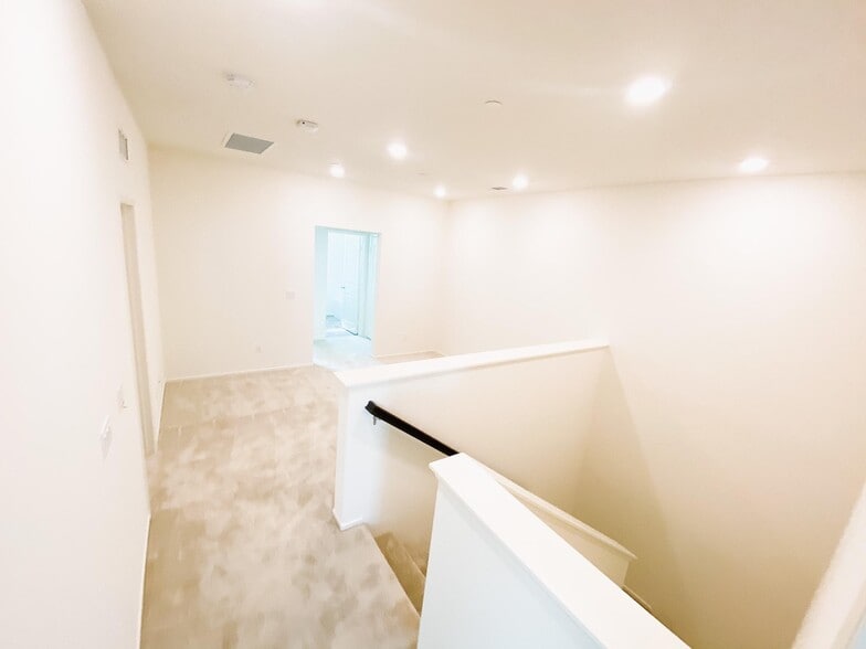 Building Photo - 30436 Town Square Dr