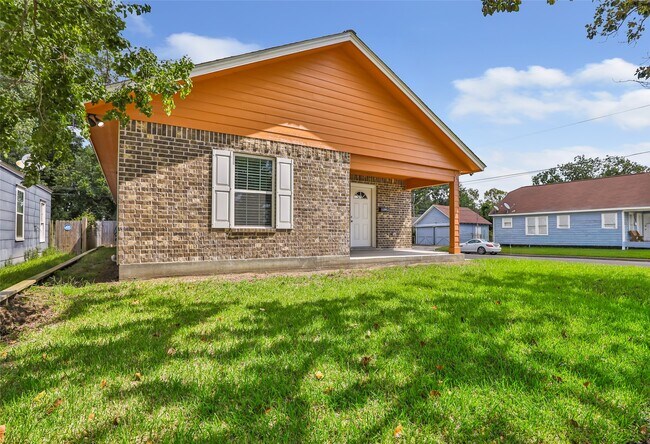 Primary Photo - 520 E Defee Ave
