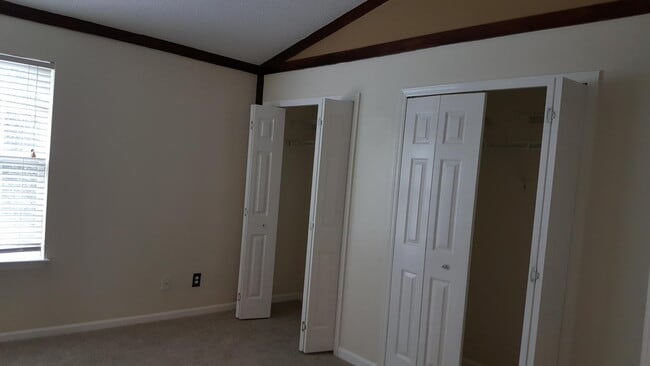 Building Photo - Available July 1st. Oak Bluff Townhome N C...