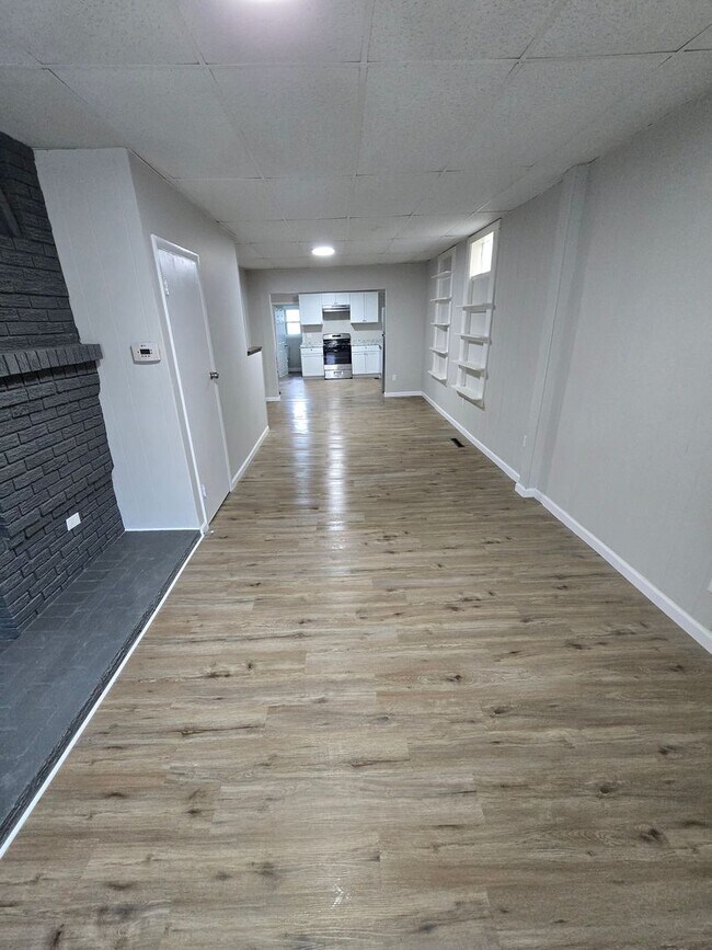 Building Photo - 4 BEDROOM SINGLE FAMILY HOME