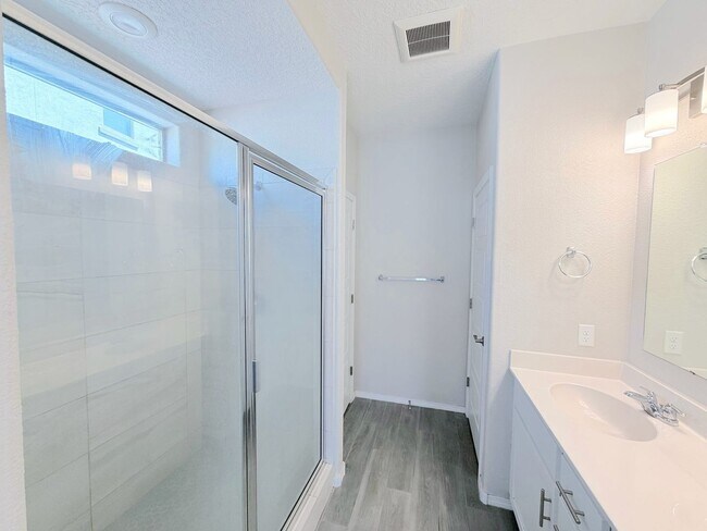 Building Photo - Modern 3 Bedroom Los Lunas Home with Refrigerated Air. Near I-25!