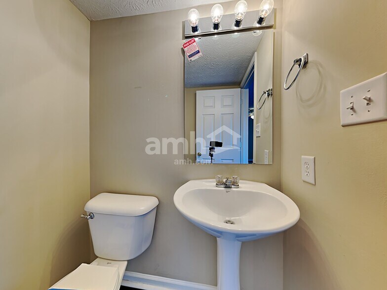 Building Photo - 881 Yellowwood Dr