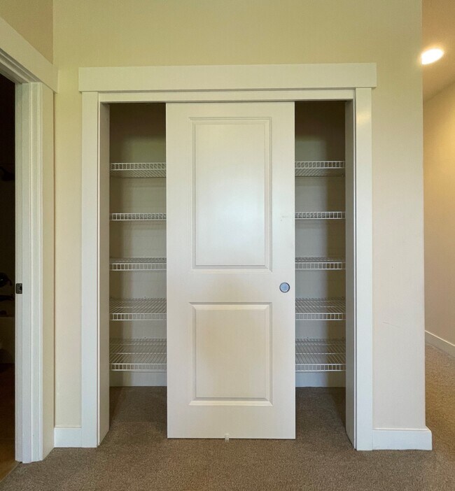 Building Photo - 13904 North Pointe Cir