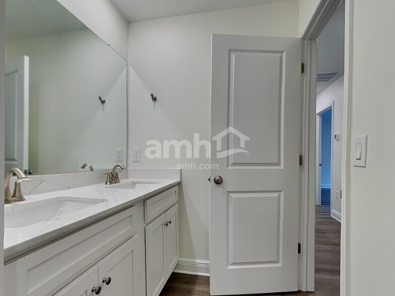 Building Photo - 5939 Sycamore Pl St