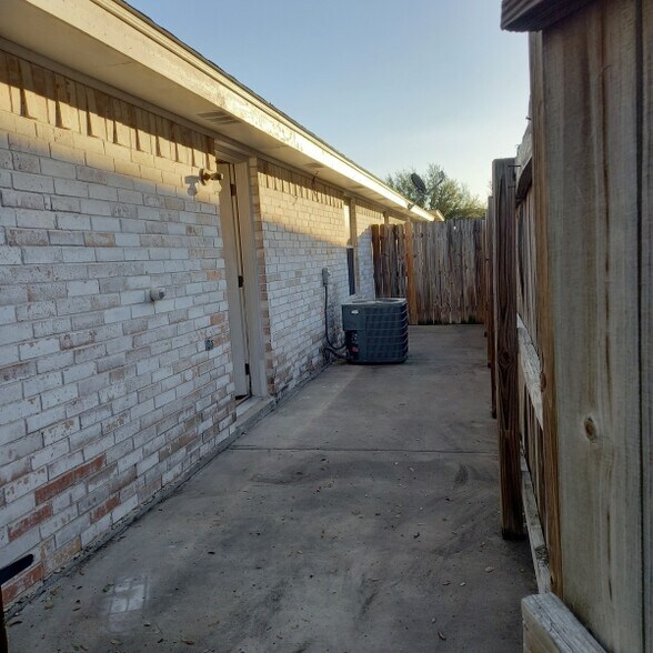 Building Photo - 1523 Tampa St