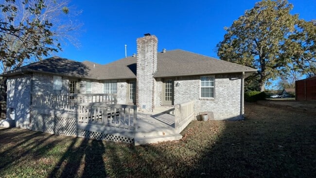 Building Photo - Well-maintained 3-bedroom, 2-bath home in ...