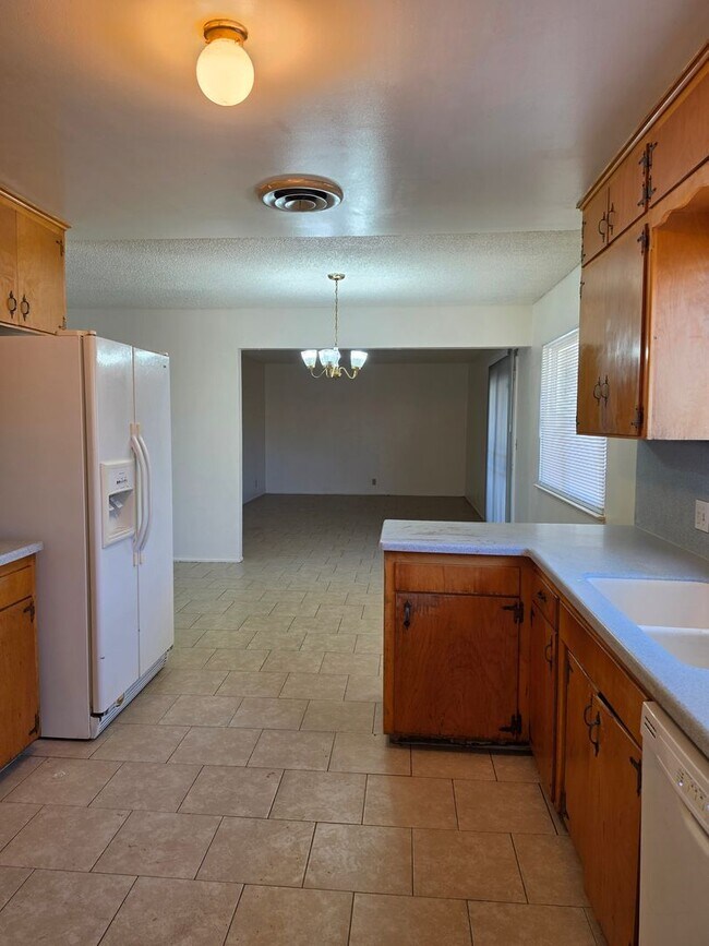 Building Photo - Spacious Home!!