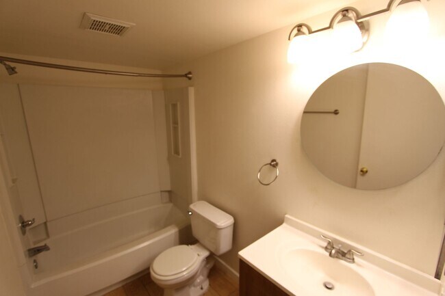 Building Photo - Ground-Level 2 Bedroom Condo in Pineview Village | Covered Parking + Storage