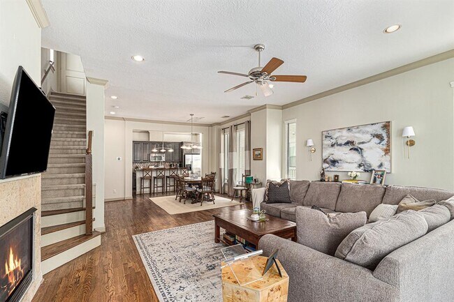 Building Photo - 1320 W 25th St