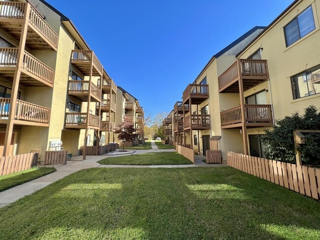 Primary Photo - 1002 Linden Ave