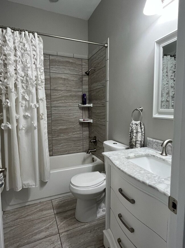 Building Photo - Beautifully Renovated Two Bedroom Highlands Home