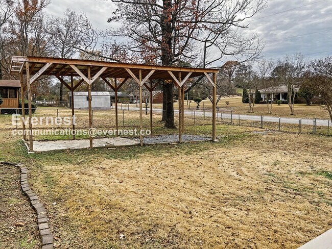 Building Photo - 3 Bed, 1.5 Bath Home with Carport / Pet-Friendly / Vouchers Accepted / Available Now!