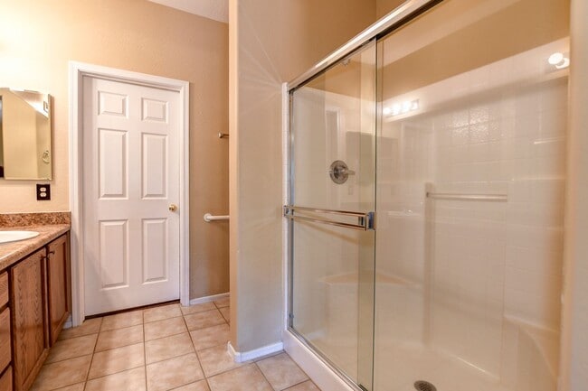 Building Photo - Beautiful 2 bed + den, 2 bath townhome in ...