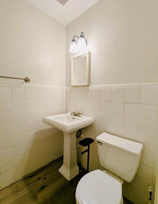 Building Photo - 909 Silber Rd