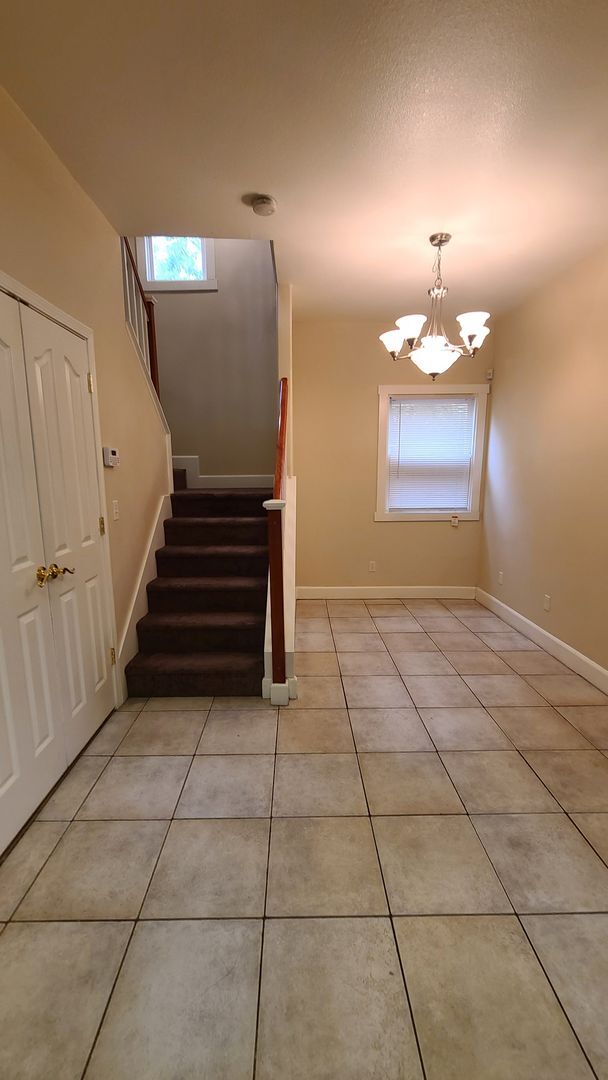 Building Photo - GREAT DOWNTOWN LOCATION!! GATED PARKING!