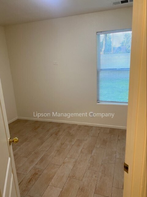 Building Photo - 1818 E Country Ct