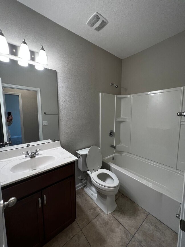 Building Photo - 3/2.5 Townhome in Holly Forest!