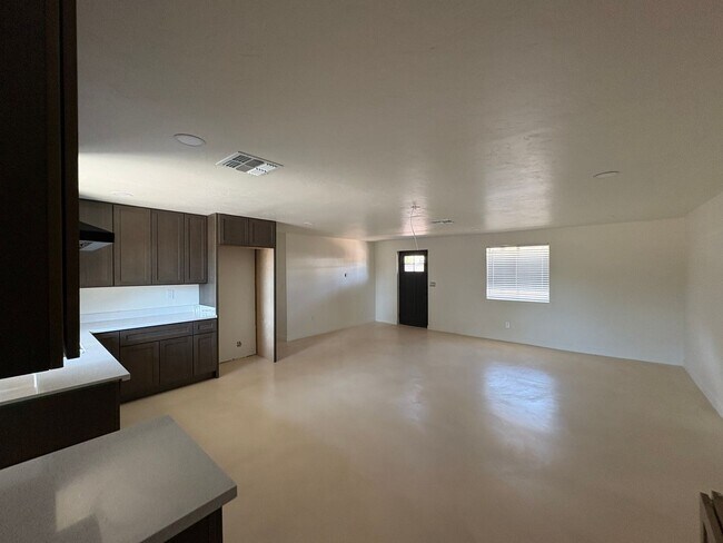 Building Photo - 3 Bedroom 2 Bath by Reid Park !
