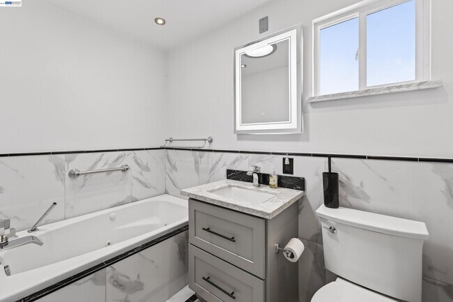 Building Photo - 1450 Kolln St