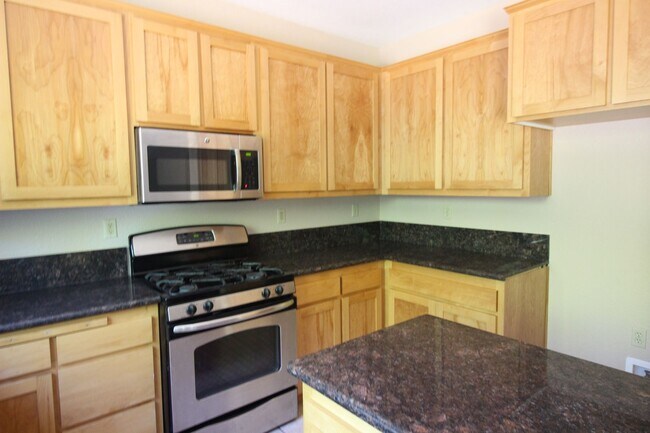 Building Photo - 4 Bedroom Home in Cloverdale