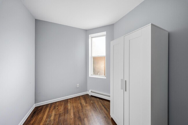 Building Photo - 303 3rd St