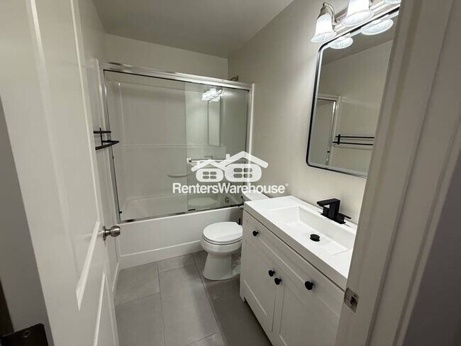 Building Photo - Modern condo, conveniently located!