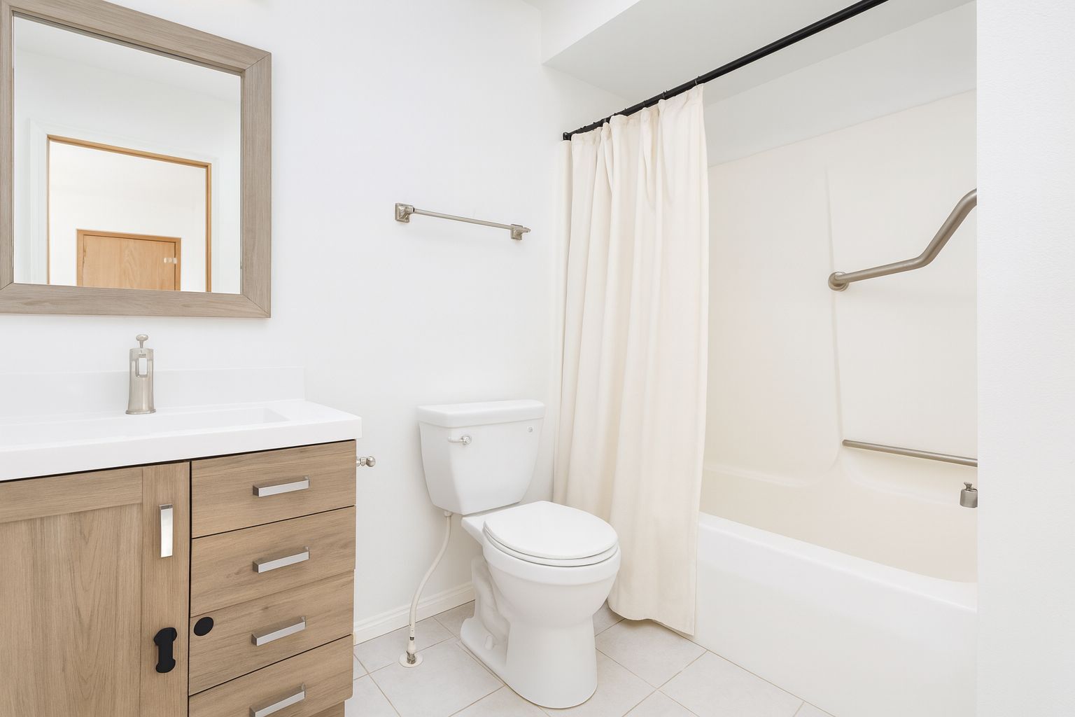 Building Photo - 460 Echo Ln