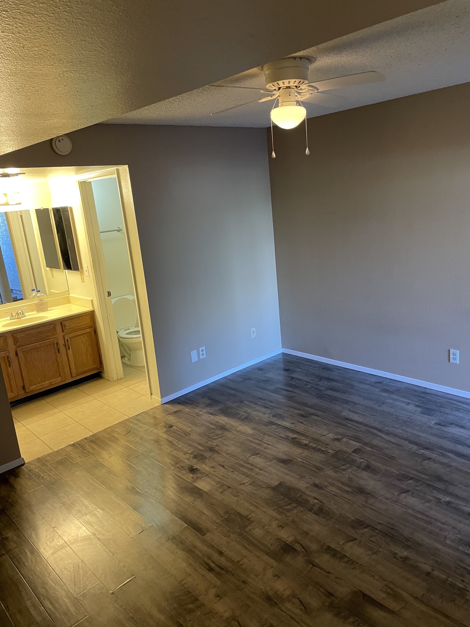 Building Photo - 850 S River Dr
