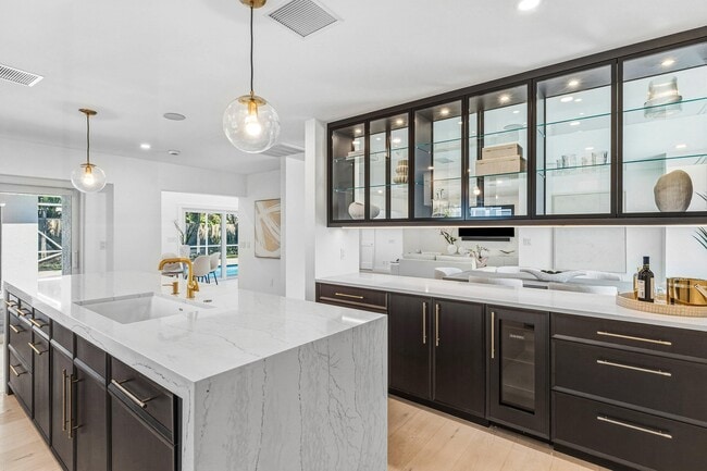 Building Photo - 735 NE 6th St