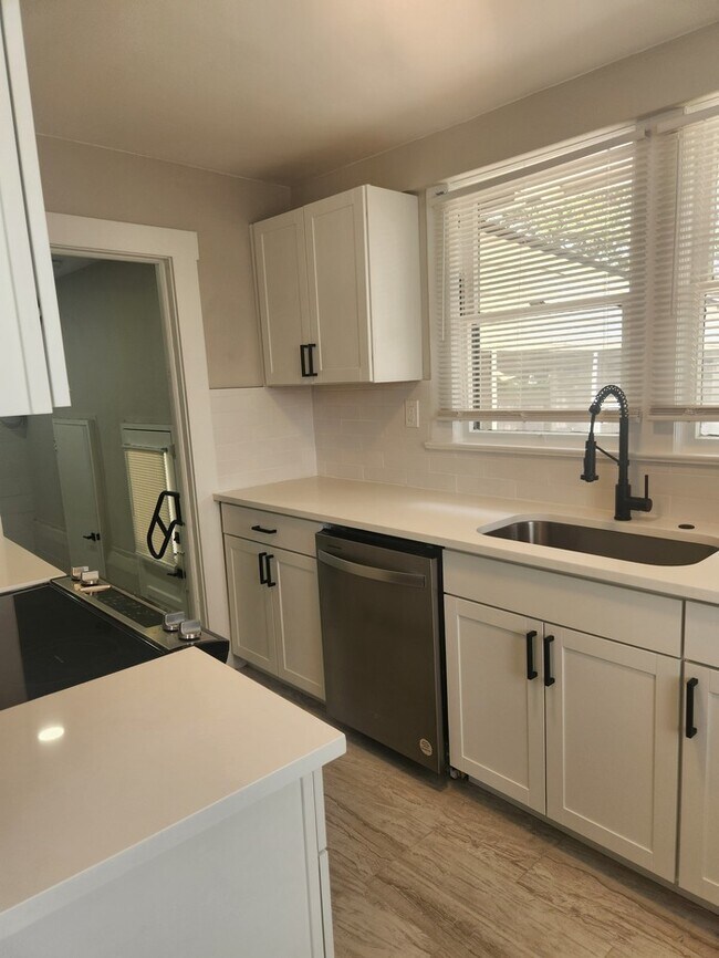 Building Photo - Newly updated 3/1.5 San Marco