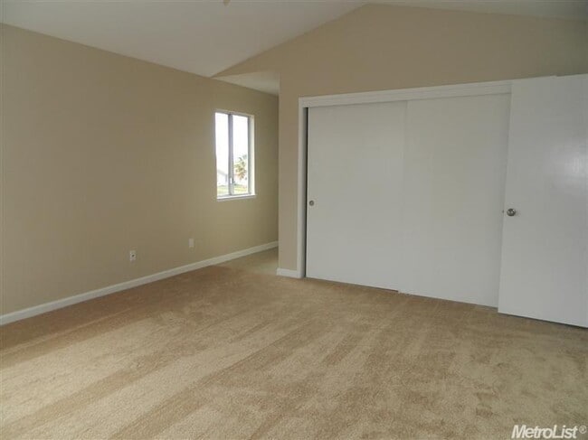 Building Photo - Huge 3 Bedroom 2.5 Bath Corner Lot Home fo...
