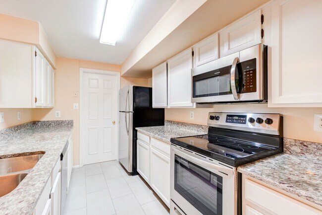 Building Photo - Beautiful 2-Bedroom 2-Bathroom Condo with ...