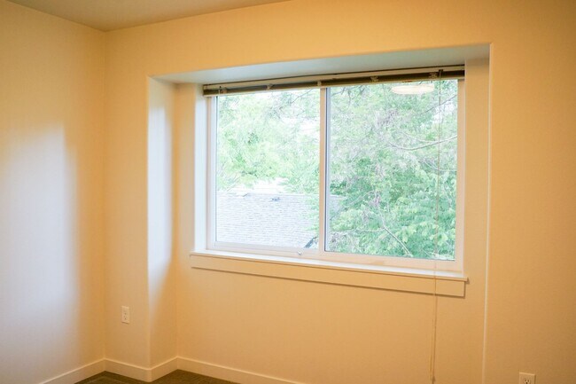 Building Photo - Contemporary Top-Floor Corner 2 Bedroom w/...