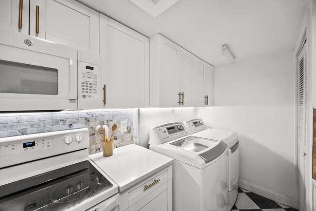 Building Photo - 3625 Boca Ciega Dr