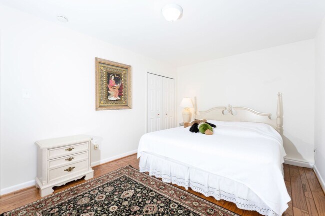 Building Photo - Stunning 4 Bedroom 3 and a Half Bath Bethe...