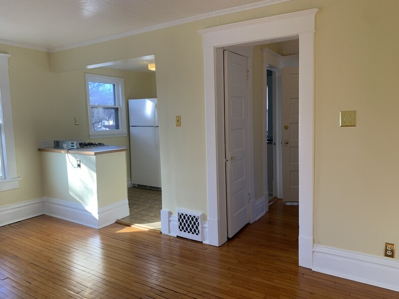 Building Photo - 628 37th St