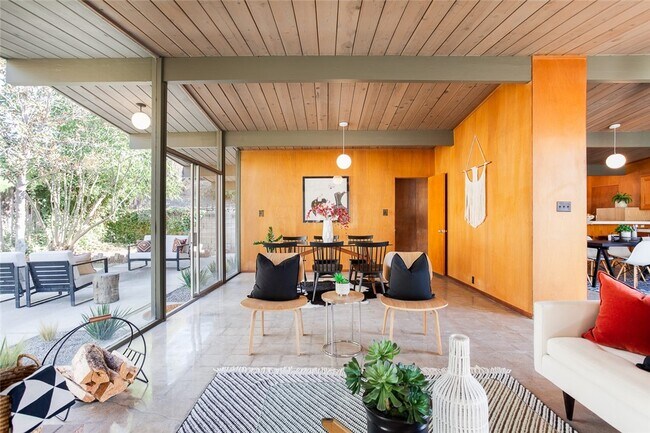 Building Photo - 1131 N Encanto St