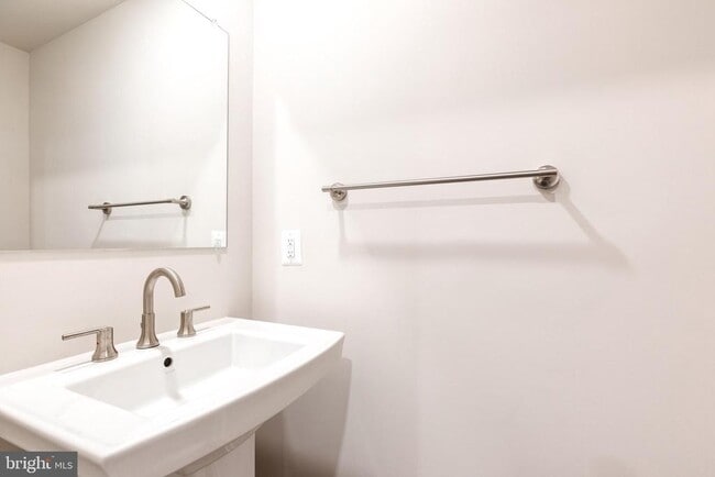 Building Photo - 200 Hickory Holw Ct
