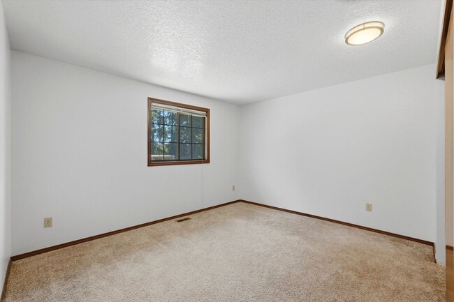 Building Photo - Sweet and spacious home in Beaverton with a garage and large fenced yard available now!