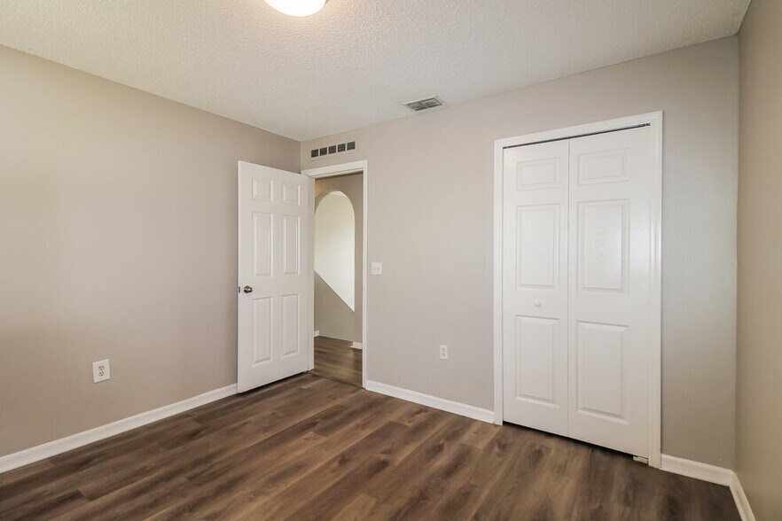 Building Photo - 5342 Woodridge Ln