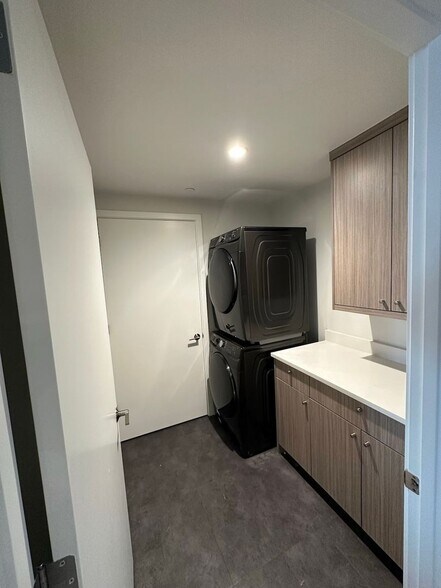 Building Photo - 2718 Pine St