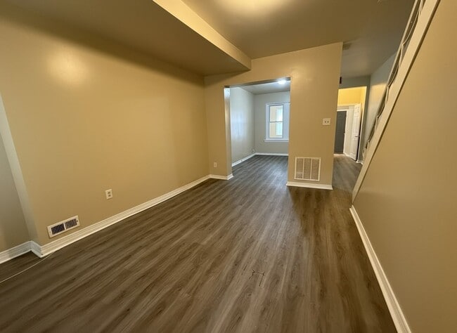 Building Photo - 4 Bedroom 1 Bath Rental In Germantown